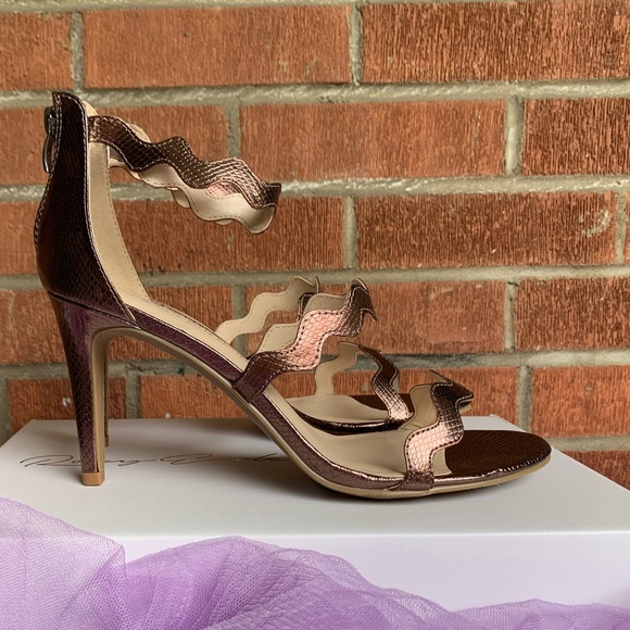 NIB💋Snake Embossed Zig Zag Strap Heel Sandals - Picture 2 of 6